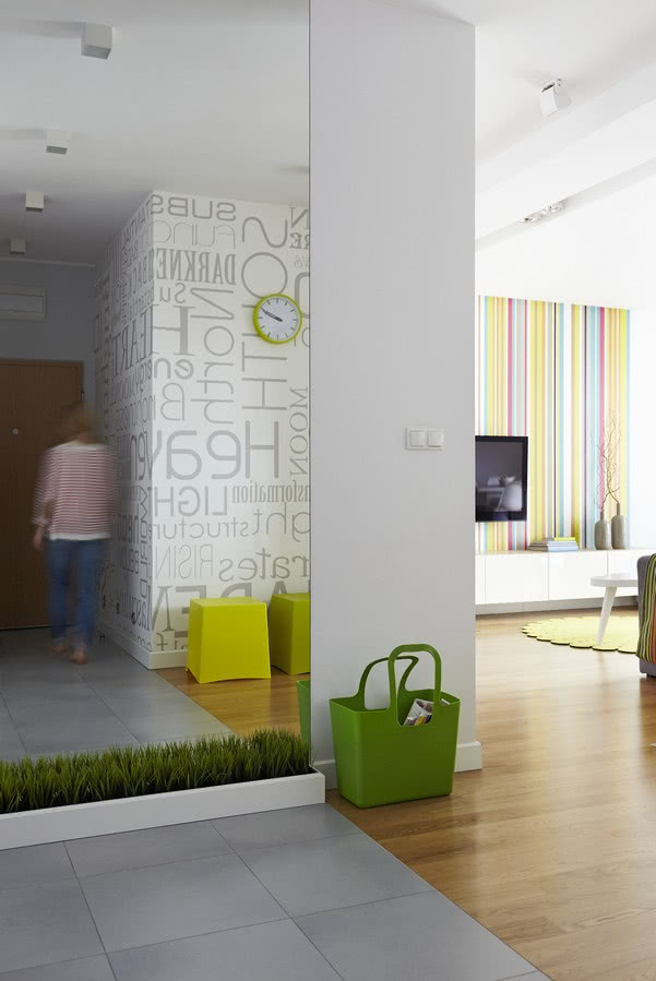 Duże lustro przy wejściu - mieszkanie w centrum...