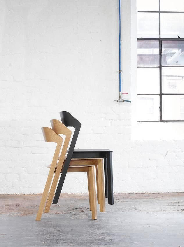 Krzesła są sztaplowane (można je składać jedno w...