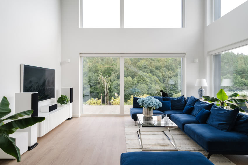 Salon otwarty jest na dwie kondygnacje.
Pustka...