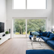 Poprzez umieszczenie w centralnym punkcie...