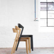 Krzesła są sztaplowane (można je składać jedno w...