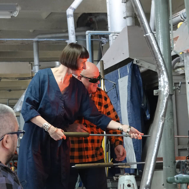 Anna Orska w hucie szkła.