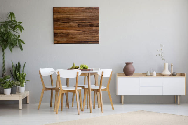 obraz z drewna, okrągły stół, krzesła, komoda, kwiaty