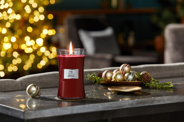 czerwona świeca na stole