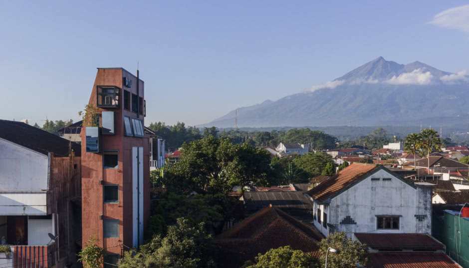 Najchudszy hotel świata! Na każdym piętrze ma po jednym pokoju