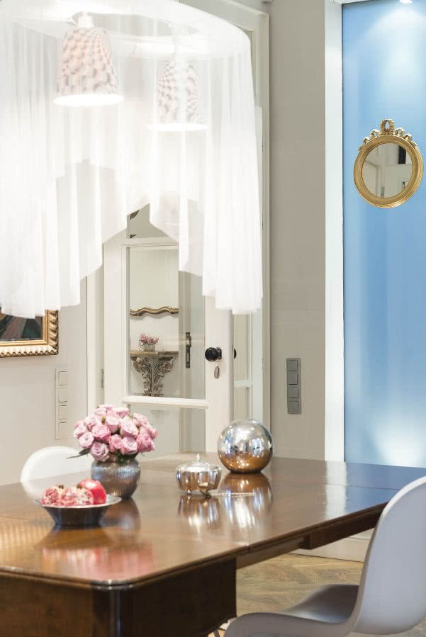 Oryginalna lampa nad stołem w jadalni to...