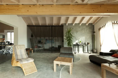 Podłoga z żywicy: zalety, wady, ceny. Czy posadzki żywiczne w domu i na balkon to dobre rozwiązanie?