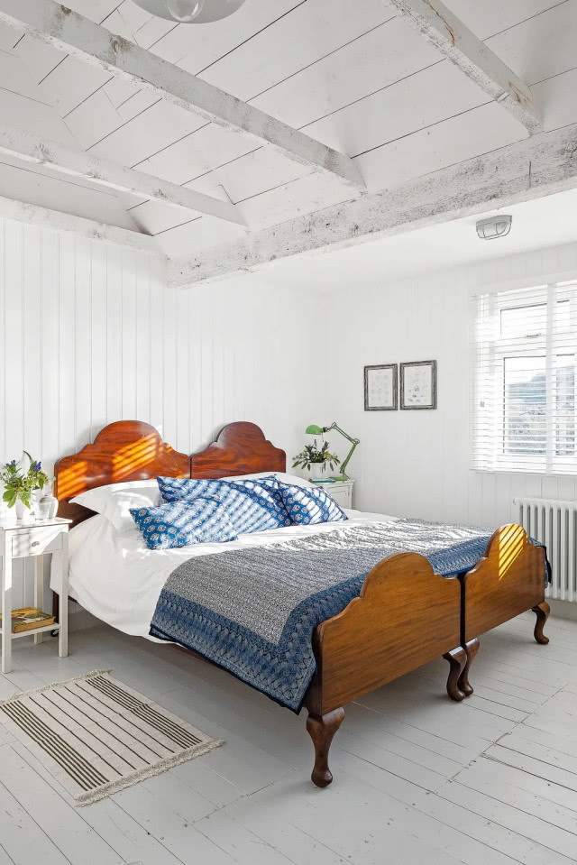 biała sypialnia z klasycznymi meblami