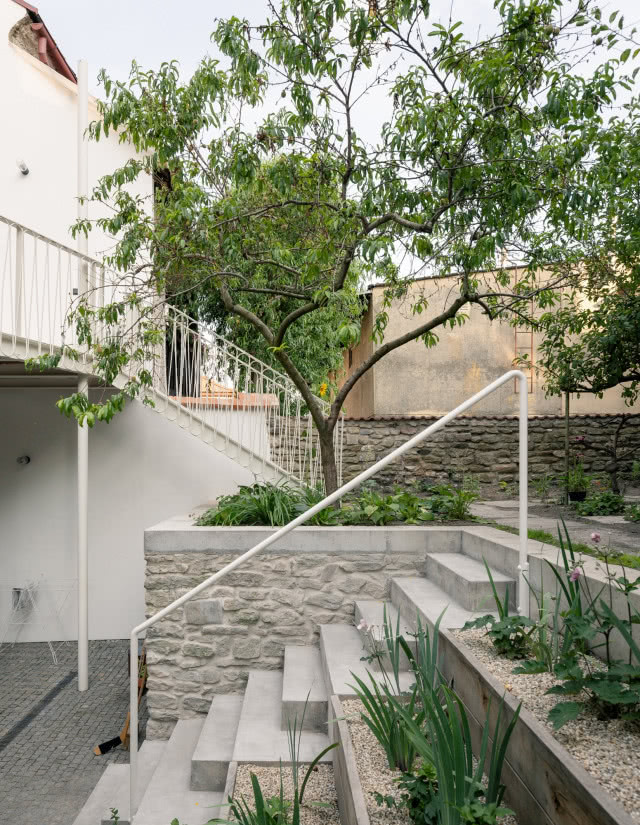 dziedziniec z tarasami