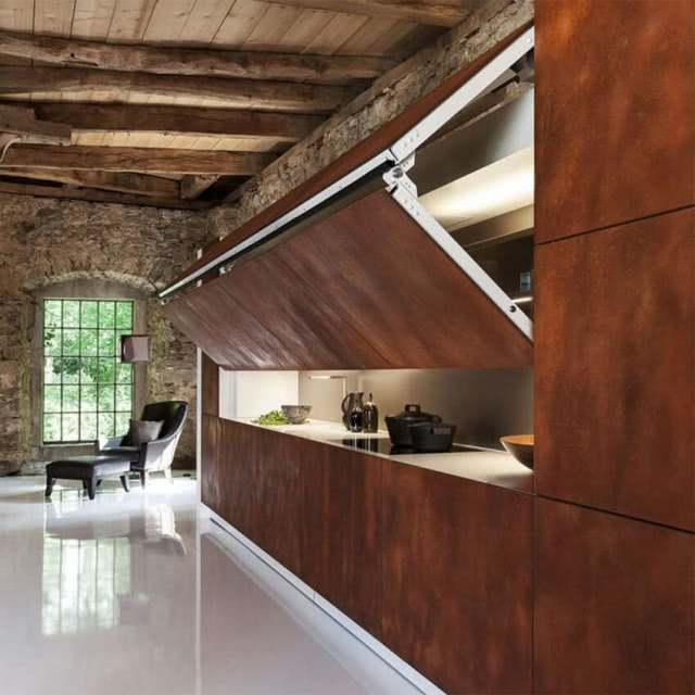 zamykany front z ciemnego drewna