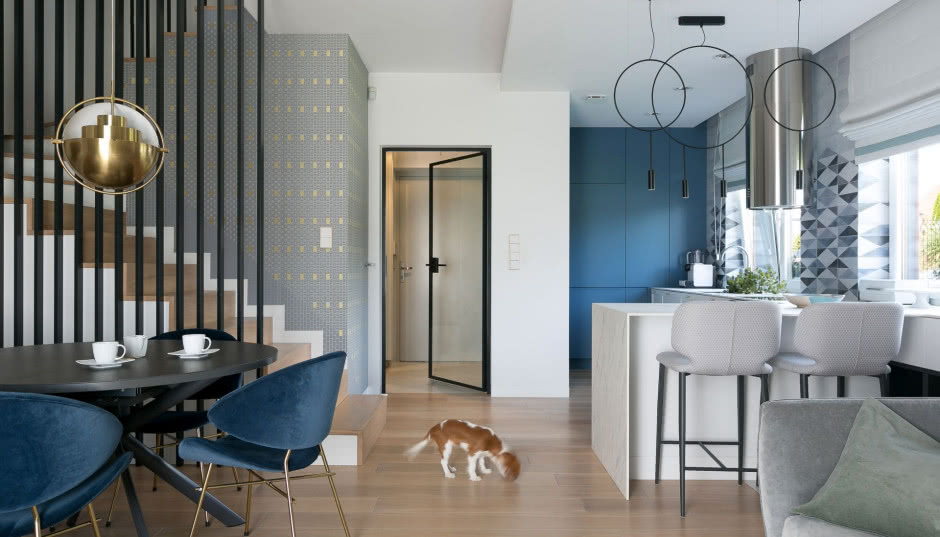 Trzykondygnacyjny dom: połączenie kobiecego pragmatyzmu z nienaganną stylistyką