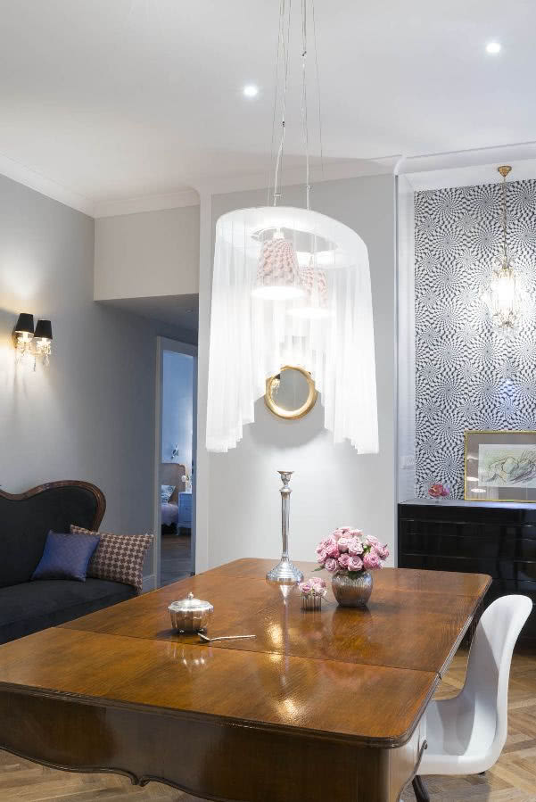 – Abażury są z tapety, którą jest wyklejona...