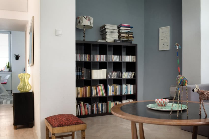 Wnęka z regałem na książki w salonie