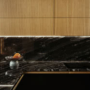 Granit, czerń i drewno. Dom w Katowicach, w którym przeciwieństwa tworzą harmonię