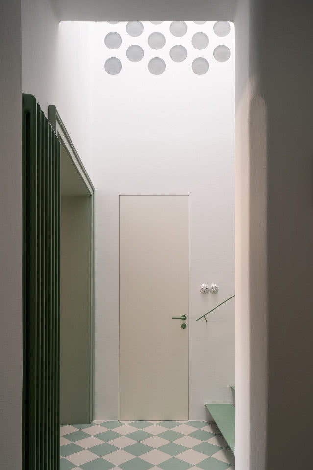 zielony grzejnik w łazience