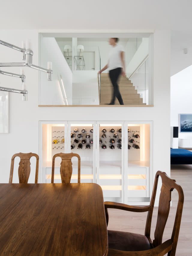 Szafka na wino pod schodami