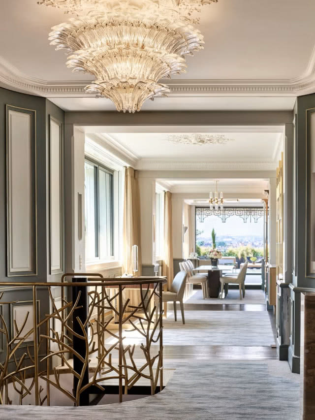 szklany żyrandol z murano w hotelu