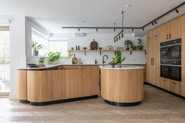 kuchnia z jasnego drewna z otwartymi frontami