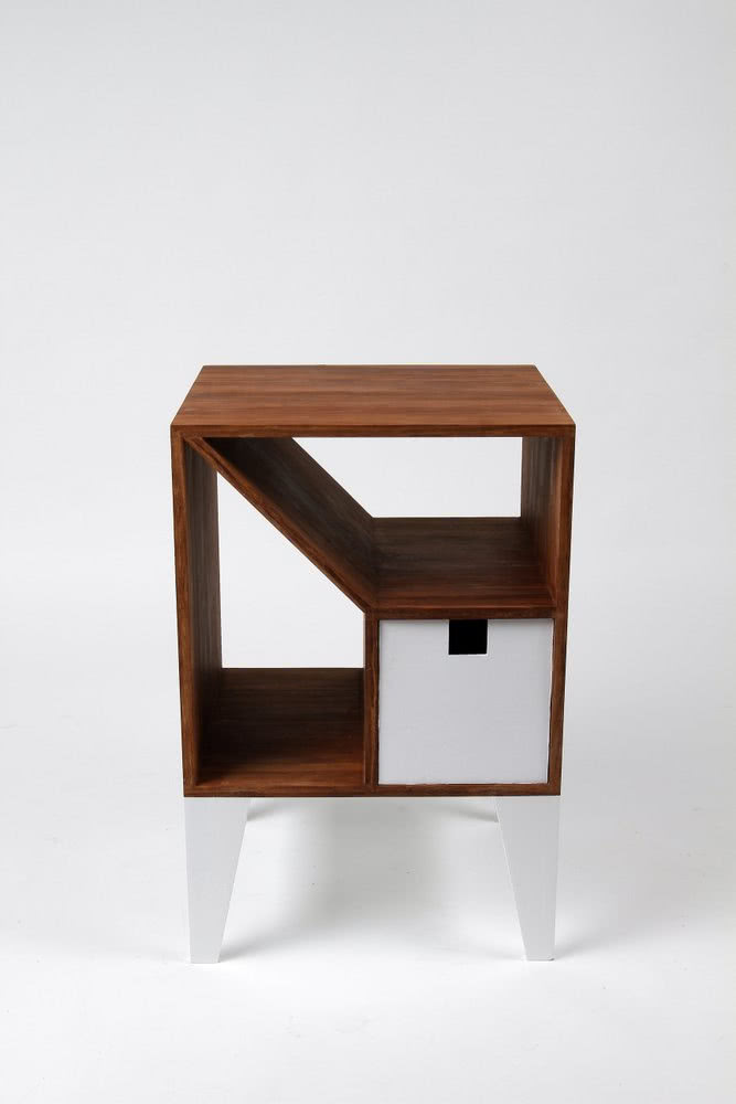 W stylu retro
Nocna szafka Cubby wyraźnie...