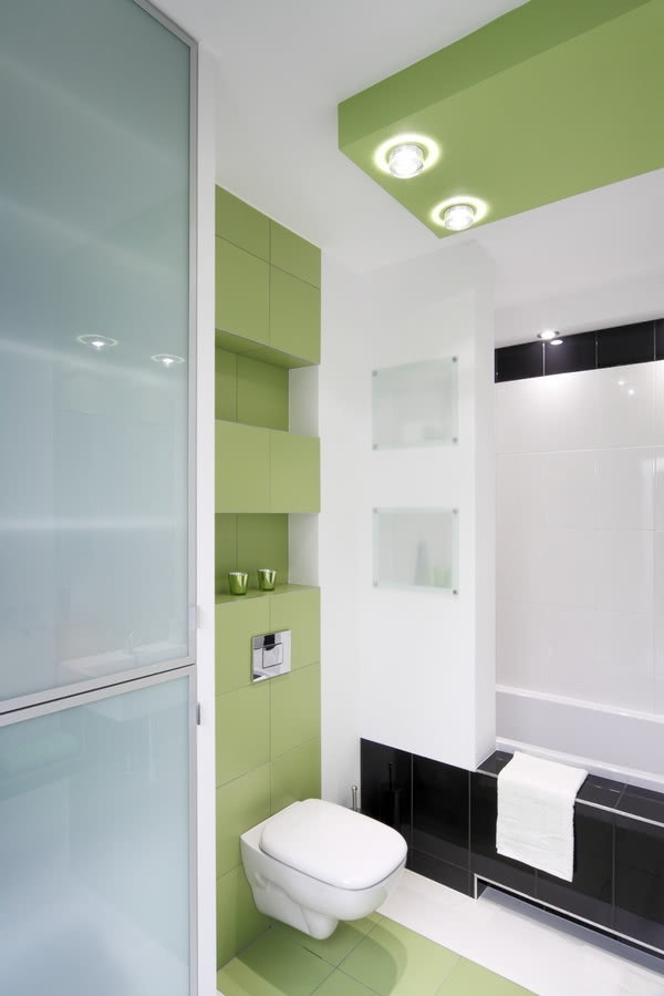 Biało-zielona łazienka.