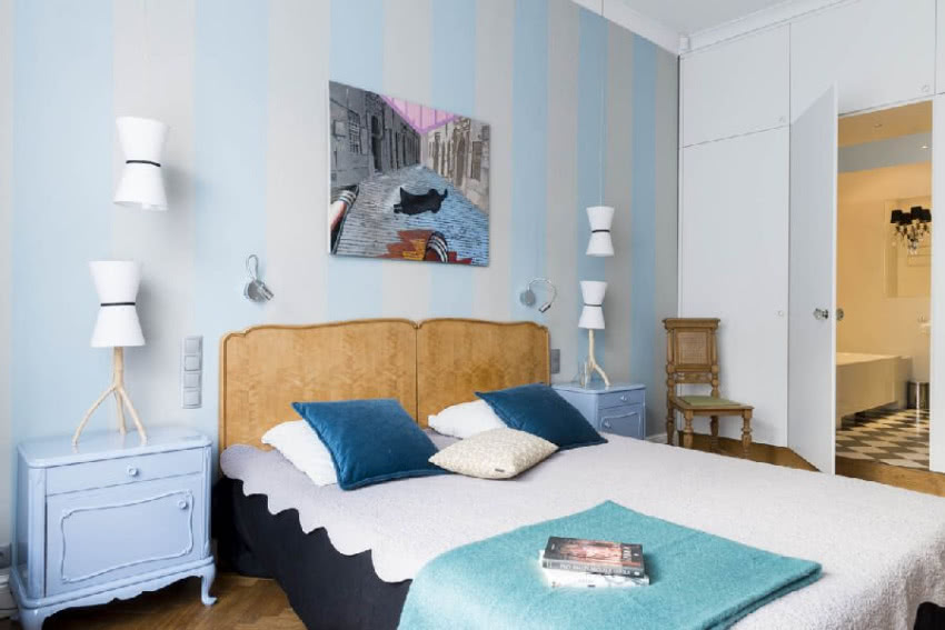 Stylowym meblom w sypialni towarzyszą nowoczesne...