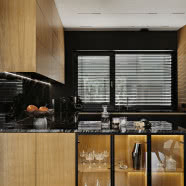 Granit, czerń i drewno. Dom w Katowicach, w którym przeciwieństwa tworzą harmonię