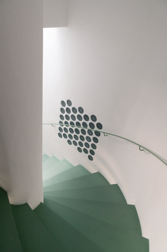 schody z dekoracją na ścianie