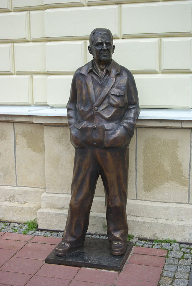 Pomnik Beksińskiego przy frontowej elewacji kamienicy przy ul. Rynek 14 na sanockim rynku, fot. Lowdown/Wikipedia