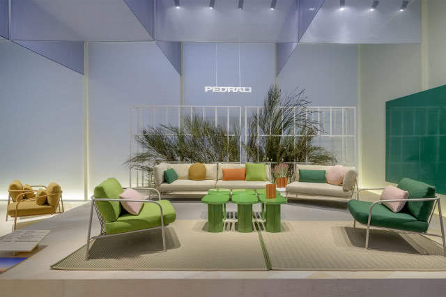 zielone meble ze stolikiem złożonych z kolumienek