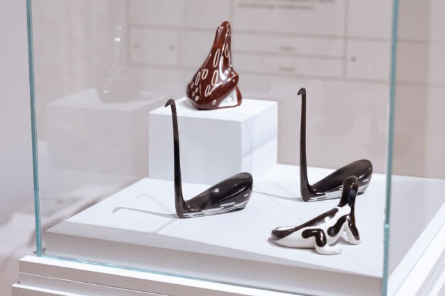 Porcelanowe figurki projektu polskich projektantów prezentowane na wystawie „Rzeźba na meblościankę” w Muzeum Rzeźby w Królikarni.