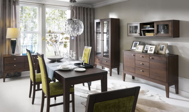 jadalnia, komoda, duży stół z krzesłami, drewniane meble