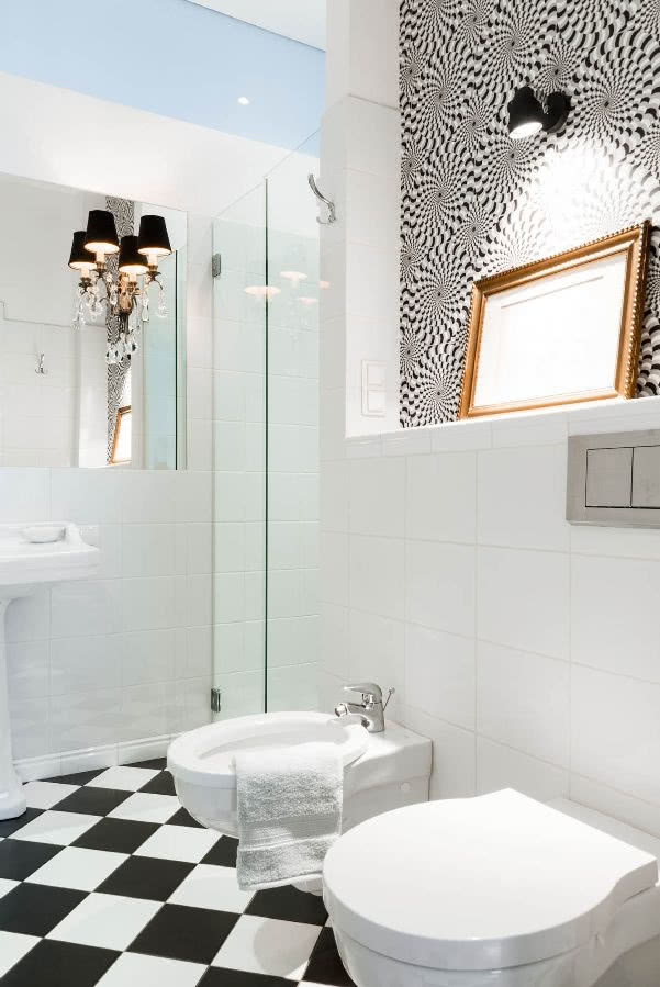 Czarno biała łazienka w stylu retro.