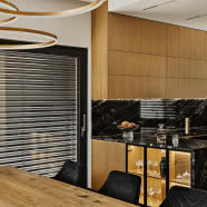 Granit, czerń i drewno. Dom w Katowicach, w którym przeciwieństwa tworzą harmonię