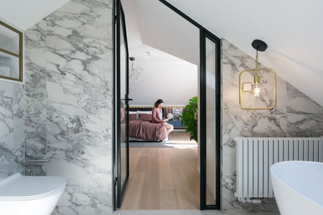 Przejście między łazienką a sypialnią