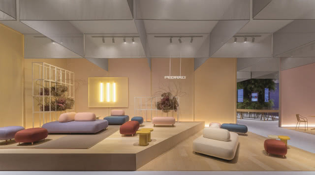 kolorowe sofy, fotele i pufy, obłe