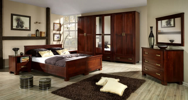 sypialnia, drewniana szafa, komoda i duże łóżko