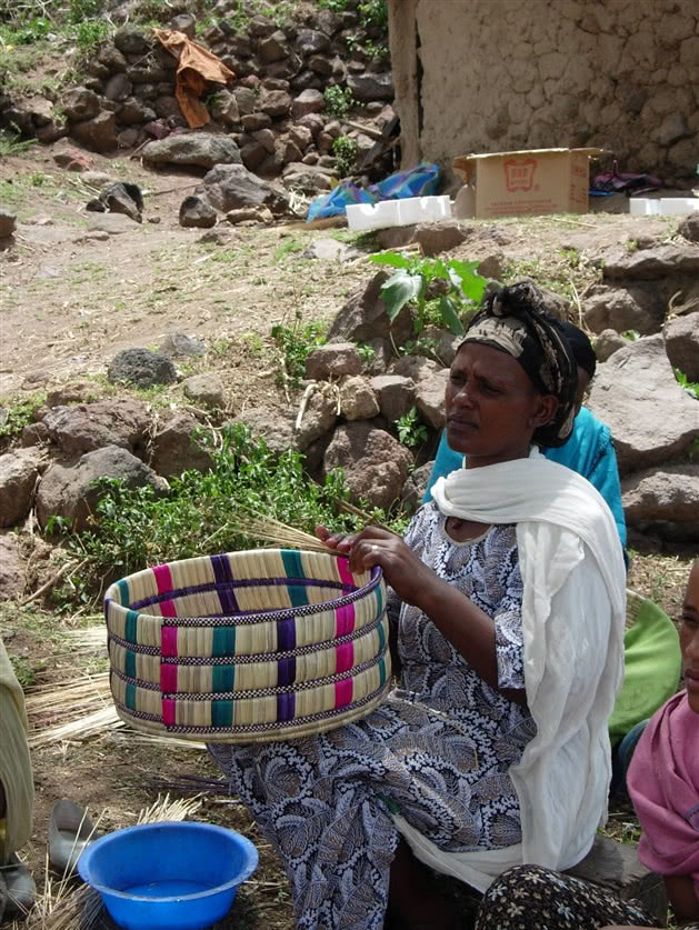 Wyplatanie koszy zapewnia rodzinom w Etiopii...