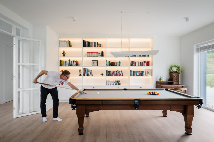 Stół bilardowy z pięknym szarym
suknem wykonany...