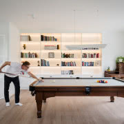 Poprzez umieszczenie w centralnym punkcie...