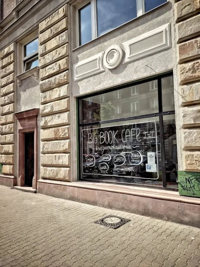 wejście księgarni na Koszykowej