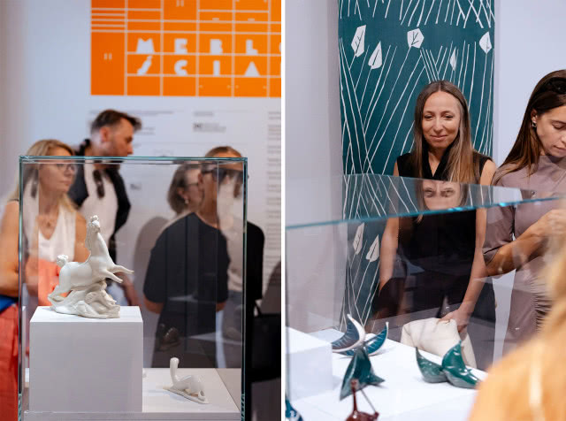 Zwiedzający oglądają porcelanowe figurki na wystawie „Rzeźba na meblościankę” w Muzeum Rzeźby w Królikarni w Warszawie.