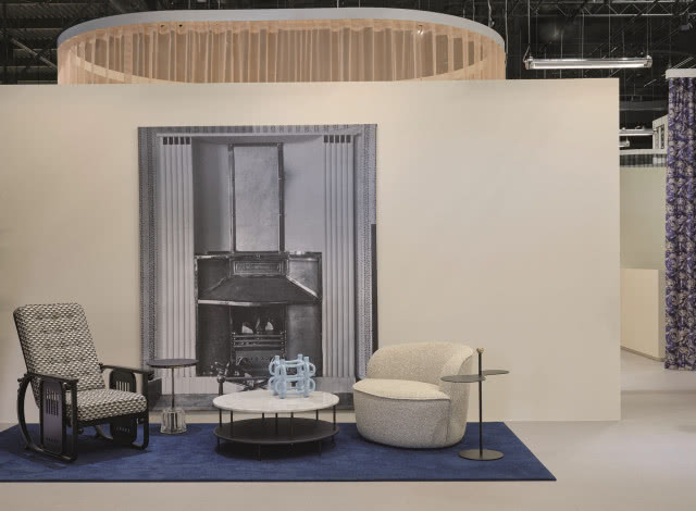 zestawienie współczesnego fotelika oraz krzesła na tle grafiki z kominkiem