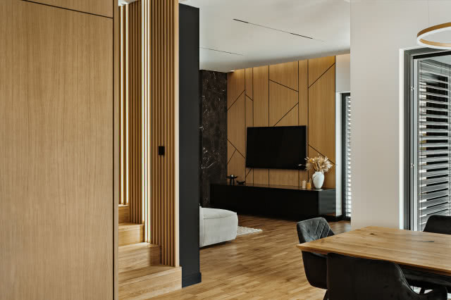 Granit, czerń i drewno. Dom w Katowicach, w którym przeciwieństwa tworzą harmonię