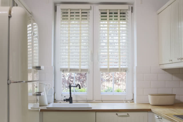 Żaluzje drewniane we wnętrzu