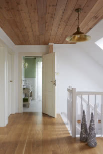 Hol i białe schody w drewnianym domu