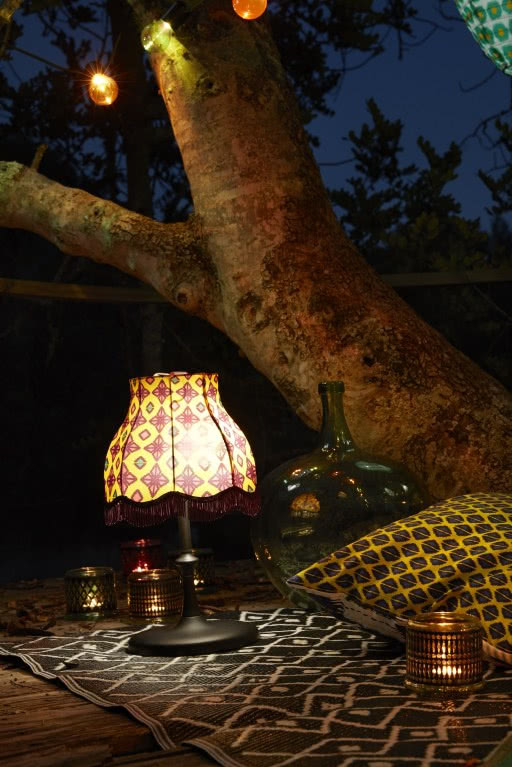 Wieczór na świeżym powietrzu uprzyjemni lampa...