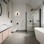 Poprzez umieszczenie w centralnym punkcie...