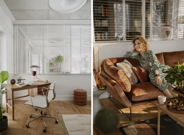 Gabinet w domu z drewnianą podłogą i białymi ścianami