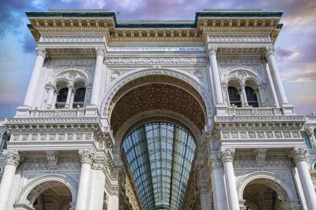 widok na budynek z poziomu żaby