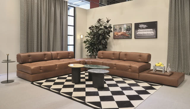 skórzane sofy na dywanie w romby